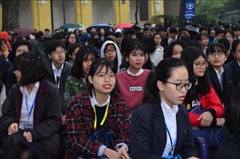 Học sinh Trường THPT Chu Văn An (Hà Nội) hào hứng ủng hộ Chiến dịch Giờ trái đất 2018