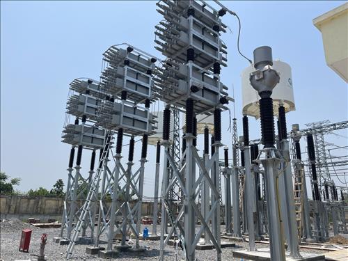 Hoàn thành lắp đặt tụ bù ngang của 8 trạm biến áp 220kV, nhằm đảm bảo điện cho miền Bắc từ mùa hè 2024