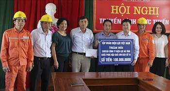 Công đoàn Điện lực Việt Nam động viên CNVC - LĐ đang khắc phục hậu quả bão số 10