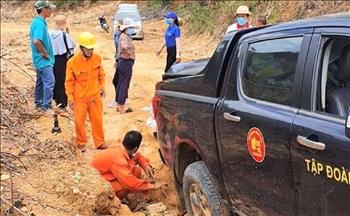 2 nhân viên Điện lực tại Phú Yên kịp thời cứu hộ xe ô tô của đoàn thiện nguyện bị sa lầy giữa vùng sâu