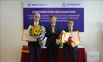 Trao Kỷ niệm chương Vì sự nghiệp phát triển Điện lực Việt Nam cho 2 chuyên gia cao cấp của Ngân hàng Thế giới