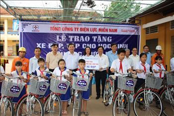 EVNSPC tặng quà học sinh nghèo vượt khó tại tỉnh Tây Ninh