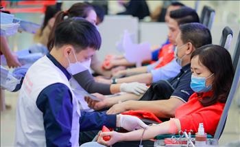 Chùm ảnh: Người EVN rộn ràng đi hiến máu tình nguyện