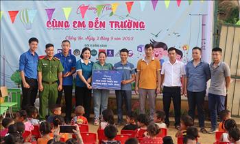Đoàn Thanh niên PC Điện Biên tiếp sức chương trình “Cùng em đến trường” tại xã Chiềng Sơ