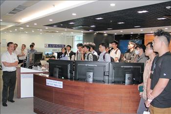 Sinh viên trường Đại học Bách khoa TP. Hồ Chí Minh tham quan thực tế tại EVNHCMC