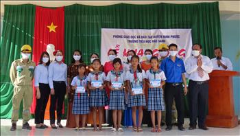 PTC3 tặng quà cho học sinh 9 tỉnh Nam miền Trung - Tây Nguyên nhân dịp năm học mới