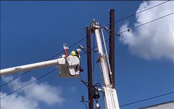 Mỹ: Hàng trăm hộ dân Houston mất điện giữa đợt nắng nóng do bảo trì đường dây điện