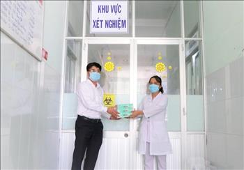 Tặng 300 bộ xét nghiệm test nhanh COVID-19 cho Trung tâm Y tế huyện Tuy Phong (Bình Thuận)