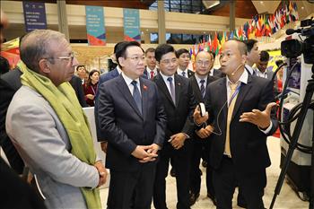 Chủ tịch Quốc hội Vương Đình Huệ thăm gian trưng bày sản phẩm “Make in Viet Nam” của EVN tại Triển lãm “Khát vọng Việt Nam”
