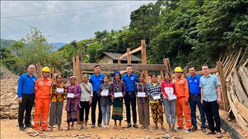 Đoàn Thanh niên EVN trao quà ủng hộ đồng bào vùng lũ huyện Kỳ Sơn
