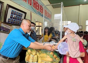 Phát 600 suất ăn từ thiện tại Bệnh viện Sản - Nhi Phú Yên