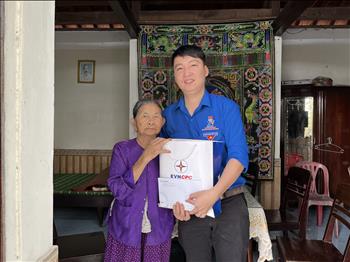 Đoàn thanh niên PC Đà Nẵng thăm Mẹ VNAH Trần Thị Liêu