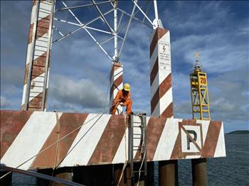 Lắp đèn chiếu sáng đường dây 22kV trên biển để đảm bảo an toàn hàng hải