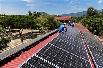 EVNCPC thanh toán hơn 922 triệu đồng cho khách hàng bán điện mặt trời trên mái nhà