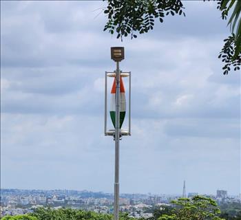 Ấn Độ trình làng hệ thống đèn đường lai năng lượng mặt trời và gió