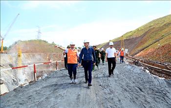 Chùm ảnh: Tổng giám đốc EVN Trần Đình Nhân kiểm tra công trường Dự án Nhà máy Thủy điện Hòa Bình mở rộng