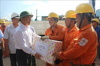 Chủ tịch UBND tỉnh Quảng Bình thăm hỏi, tặng quà các đơn vị thi công khôi phục lưới điện