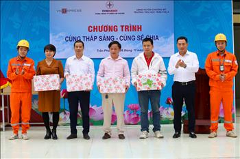 Gần 10.000 quyển vở cho học sinh nghèo ngoại thành Hà Nội