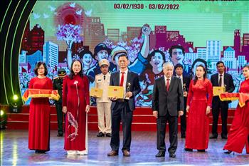 Bác sĩ Đào Văn Lăng được vinh danh "Đảng viên tiêu biểu, tiên phong trên tuyến đầu phòng, chống dịch bệnh COVID-19"