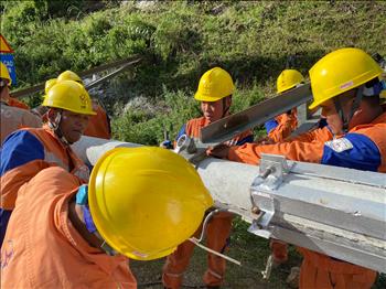 PC Sơn La khắc phục nhanh sự cố đá lăn từ trên đồi cao gây gãy cột đường dây 110kV