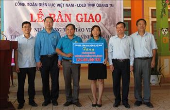 Bàn giao nhà công vụ do EVN hỗ trợ cho giáo viên miền núi tại Quảng Trị