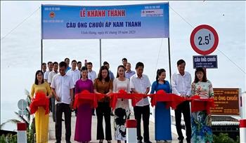 PC Bạc Liêu hỗ trợ xây dựng cầu Ông Chuối tại ấp Nam Thạnh, xã Vĩnh Hưng