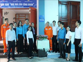Bàn giao nhà "Mái ấm công đoàn" cho gia đình đoàn viên PC Nghệ An
