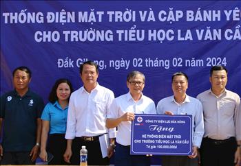 PC Đắk Nông: Tặng hệ thống điện năng lượng mặt trời cho điểm trường xã Đắk R’măng