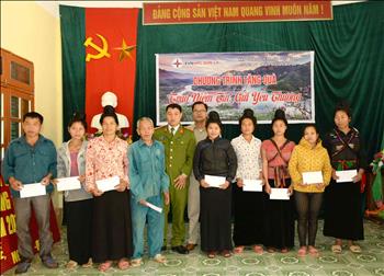 200 suất quà Tết đến với hộ nghèo, hộ chính sách tỉnh Sơn La 