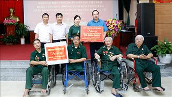 Công đoàn Điện lực Việt Nam: Thăm, tặng quà 2 trung tâm điều dưỡng thương binh tỉnh Hà Nam