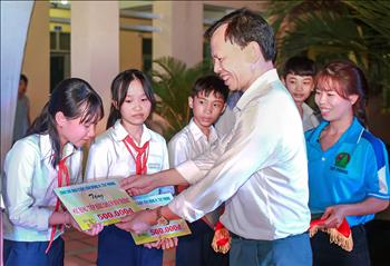 Tặng 50 suất học bổng cho học sinh nghèo vượt khó tỉnh Bình Thuận