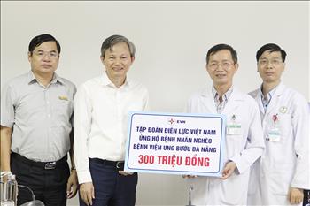 EVN hỗ trợ 300 triệu đồng cho bệnh nhân Bệnh viện Ung bướu Đà Nẵng