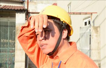 Chùm ảnh: Cận cảnh thợ điện Hà Nội làm việc trong nhiệt độ gần 60 độ C