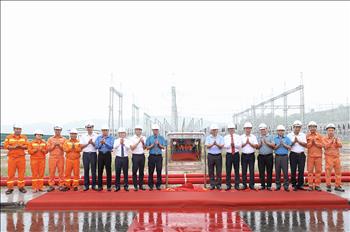 Gắn biển công trình Trạm biến áp 500kV Lào Cai và các đường dây 220kV đấu nối giai đoạn 1 chào mừng Đại hội VI Công đoàn Điện lực Việt Nam