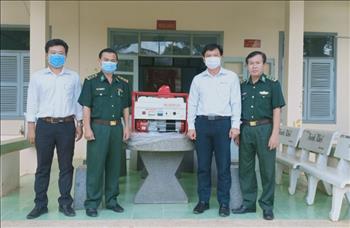 PC Tây Ninh tặng 8 máy phát điện cho các chốt kiểm soát phòng, chống dịch COVID-19 tại khu vực biên giới Việt Nam - Campuchia