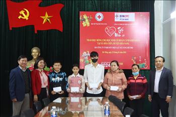Trao học bổng cho học sinh có hoàn cảnh khó khăn tại TP Đà Nẵng
