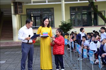 PC Quảng Ngãi tuyên truyền sử dụng điện an toàn, tiết kiệm tại trường tiểu học Trần Phú