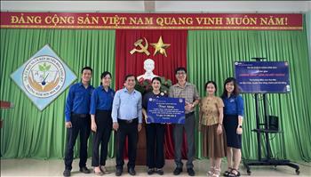 PC Đà Nẵng trao tặng máy lọc nước cho Trường mầm non Hoa Mai