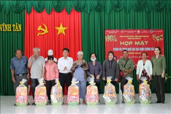 Công ty Nhiệt điện Vĩnh Tân trao 79 phần quà Tết tới các hộ gia đình chính sách 