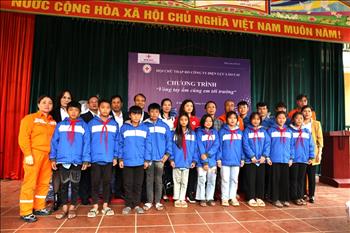 Hội chữ thập đỏ Công ty Điện lực Lào Cai tặng quà học sinh Trường THCS xã Thào Chư Phìn