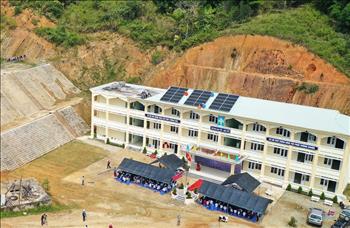 Bàn giao hệ thống điện mặt trời trên mái nhà cho trường học ở xã vùng cao tỉnh Quảng Nam