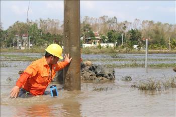 Những người thợ điện trong mùa lụt bão
