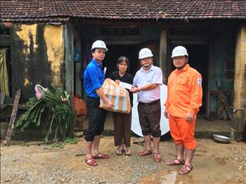 Điện lực Quảng Ngãi trao tặng 270 suất quà cho người dân vùng lũ