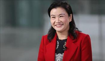 Từ công nhân làm việc lương 1 USD/ngày, Zhou Qunfei trở thành nữ tỷ phú với tài sản ròng trị giá 7,4 tỷ USD