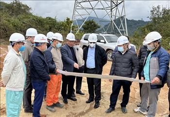 Lãnh đạo EVN kiểm tra tiến độ thi công 2 dự án truyền tải nhập khẩu điện từ Lào 