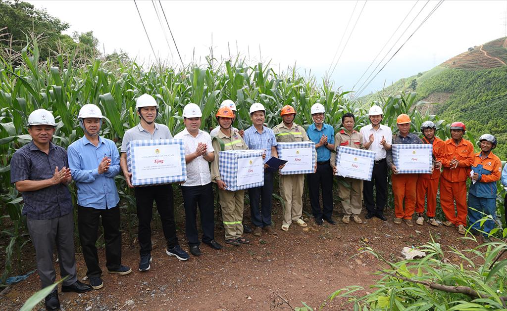 Công đoàn Điện lực Việt Nam tiếp sức người lao động tại 2 dự án truyền tải trọng điểm của EVNNPT