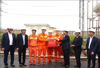 Bộ trưởng Bộ Công Thương kiểm tra công tác đảm bảo điện Tết tại Trạm biến áp 220kV Long Biên