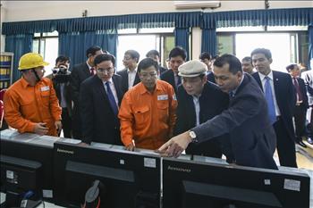 Bộ trưởng Bộ Công Thương kiểm tra công tác đảm bảo điện Tết Đinh Dậu và chúc Tết EVN