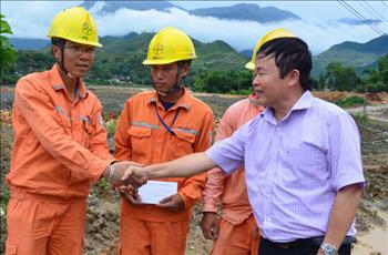 Công đoàn Tổng công ty Điện lực miền Bắc thăm công nhân điện vùng lũ Sơn La