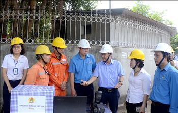 Công đoàn Điện lực Việt Nam thăm hỏi, động viên CBCNV trực đảm bảo điện mùa nắng nóng